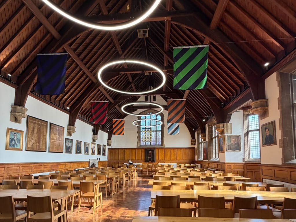 El comedor de Aldenham School, con los estandartes de las casas