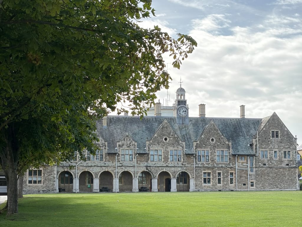 St Edmund's School: La fachada del colegio desde el campo de juego