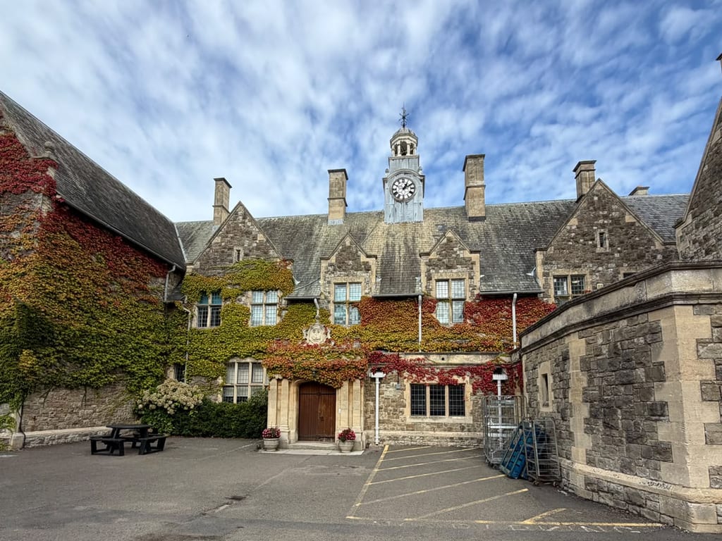 La fachada de St Edmund's School, cubierta de hiedra