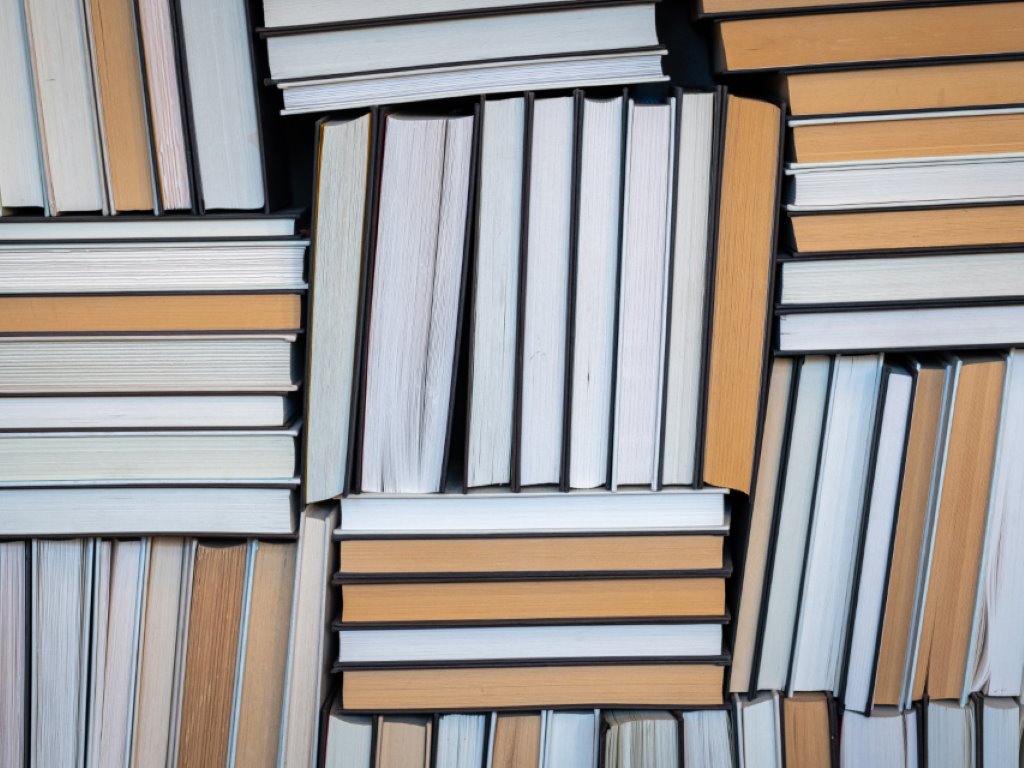 Libros apilados vistos desde arriba